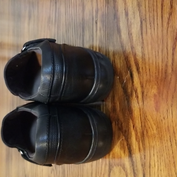 Clark's "Cushion Soft" slip-on shoes. - Picture 3 of 9